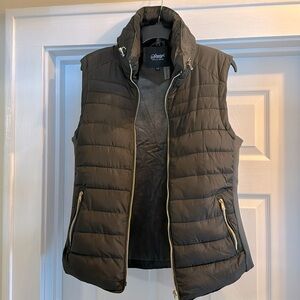 Best sz L medium puffiness cute detailing at neck and sides worn once